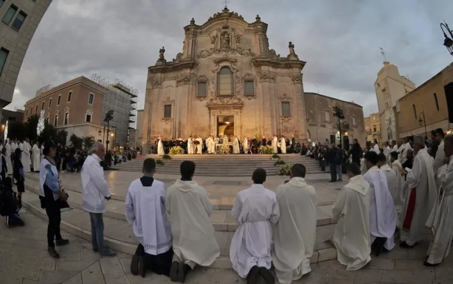 Riflessione di Mons. Antonio Giuseppe Caiazzo, Arcivescovo di Matera-Irsina, a conclusione della Processione Eucaristica